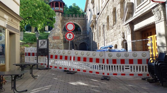 Bereich Am Römertor bei Kaiser-Friedrich-Therme nach Fassadenschaden gesperrt Bereich Am Römertor bei Kaiser-Friedrich-Therme nach Fassadenschaden gesperrt