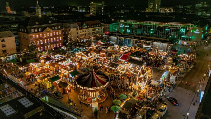 Drei Mitarbeiter nach tätlichem Angriff auf Besucher des Weihnachtsmarkts entlassen Drei Mitarbeiter nach tätlichem Angriff auf Besucher des Weihnachtsmarkts entlassen