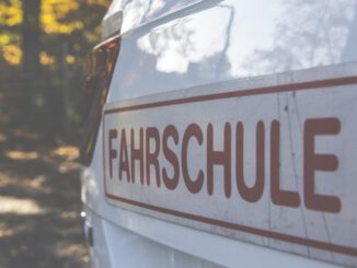 Fahrschulkonditionen 2023: Aktuelle Preise, Regeln und Tipps für Fahrschüler