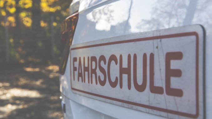 Fahrschulkonditionen 2023: Aktuelle Preise, Regeln und Tipps für Fahrschüler