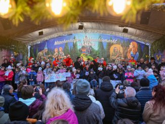 Gemeinsames Singen auf Hanauer Weihnachtsmarkt bringt 5000 Euro für Kinder und Jugendhospizdienst