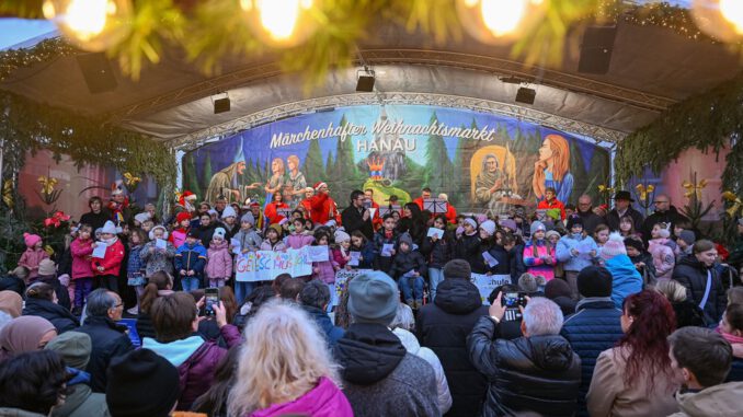 Gemeinsames Singen auf Hanauer Weihnachtsmarkt bringt 5000 Euro für Kinder und Jugendhospizdienst Gemeinsames Singen auf Hanauer Weihnachtsmarkt bringt 5000 Euro für Kinder und Jugendhospizdienst