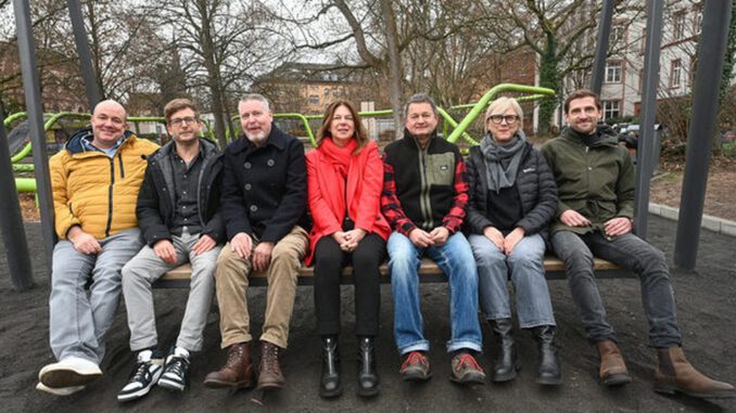 Große Schaukel auf dem Schulberg soll Aufenthaltsqualität und Blickachse zur Innenstadt stärken