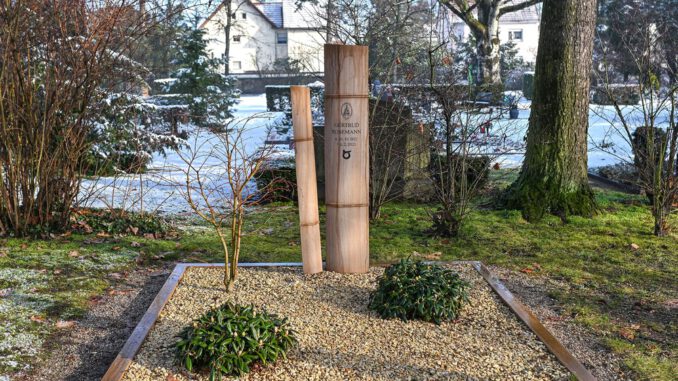 Hanau erklärt Grab der Puppenmuseum Gründerin Gertrud Rosemann zum Ehrengrab