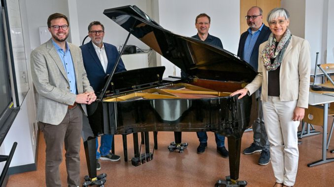 Hanau fördert Restaurierung des Steinway Flügels der Karl Rehbein Schule