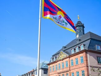 Hanau hisst tibetische Flagge und erinnert an den Aufstand von 1959