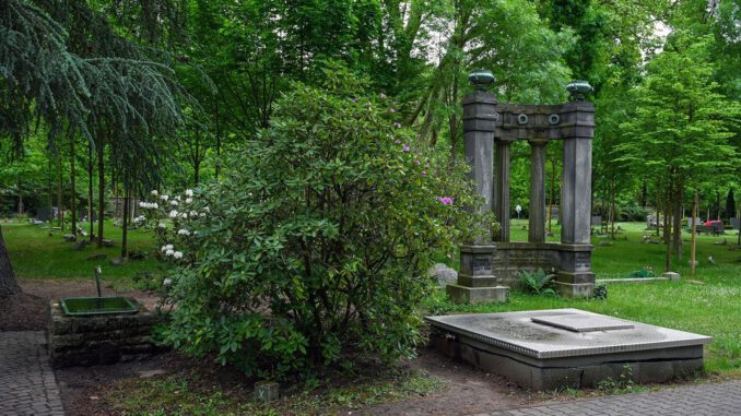 Hanauer Hauptfriedhof bezieht eigenes Brunnenwasser und reduziert Verbrauch von Trinkwasser