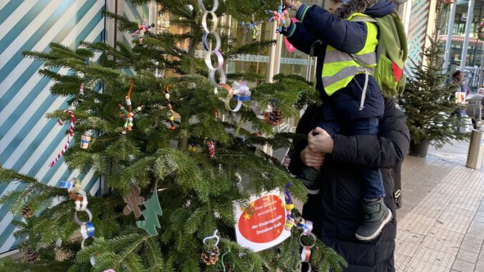 Hanauer Kitas schmücken Innenstadtbäume: Rund 350 Kinder beteiligen sich an Adventsaktion Hanauer Kitas schmücken Innenstadtbäume: Rund 350 Kinder beteiligen sich an Adventsaktion