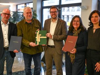 Handschriftliches Matthäusevangelium bei Hanauer Bürgermeister übergeben