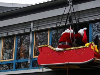 Höhenretter der Feuerwehr Hanau überraschen Kinderklinik am Nikolaustag