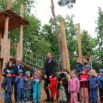 Kinder beteiligen sich an neuer Anlage: Inklusiver Waldspielplatz an der Bensheimer Straße eröffnet