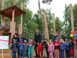 Kinder beteiligen sich an neuer Anlage: Inklusiver Waldspielplatz an der Bensheimer Straße eröffnet