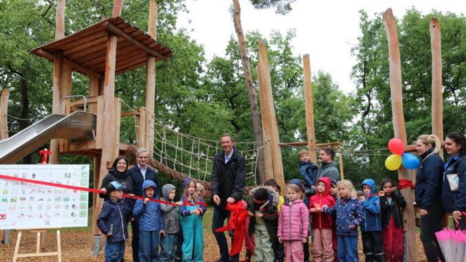 Kinder beteiligen sich an neuer Anlage: Inklusiver Waldspielplatz an der Bensheimer Straße eröffnet