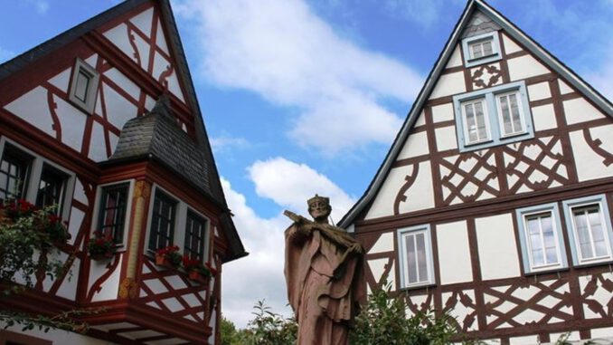 Kopf der Nepomuk-Statue in Erbach nach Vandalismus wieder befestigt