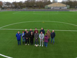 Kunstrasen an der Lindenau eröffnet: Neuer Mittelpunkt für Schul- und Vereinssport in Hanau