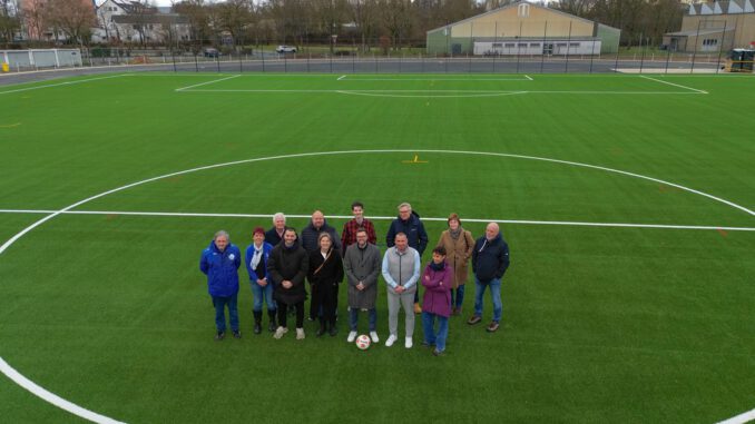 Kunstrasen an der Lindenau eröffnet: Neuer Mittelpunkt für Schul- und Vereinssport in Hanau Kunstrasen an der Lindenau eröffnet: Neuer Mittelpunkt für Schul- und Vereinssport in Hanau