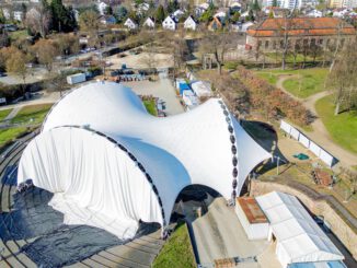 Kuppeldach kehrt zurück: Aufbau startet die Vorbereitungen für die Brüder Grimm Festspiele in Hanau