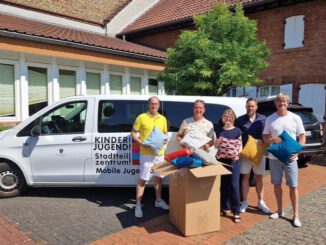 Lions Club übergibt rund 30 Kissen an Jugendräume in östlichen Wiesbaden Stadtteilen