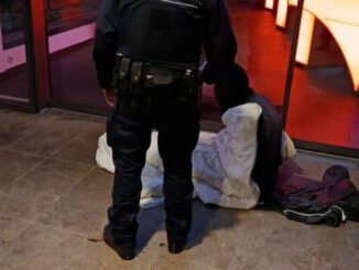 Nächtliche Streifen in Wiesbaden: Polizei reicht Tee und verweist auf Hilfsangebote