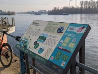 Neun Informationstafeln erklären Natur, Industrie und Geschichte an Wiesbadens Flussufern