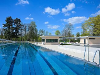 Radio FFH meldet sich live aus Hanau zur Eröffnung des sanierten Heinrich-Fischer-Bades