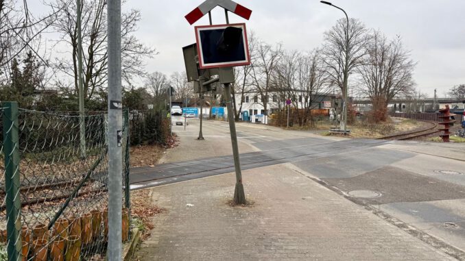 Vermutliche Kollision beschädigt Blinklichtanlage am Bahnübergang in Großauheim Vermutliche Kollision beschädigt Blinklichtanlage am Bahnübergang in Großauheim