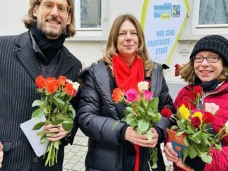 Wiesbaden verteilt Fairtrade Rosen zum Valentinstag und wirbt für faire Lieferketten