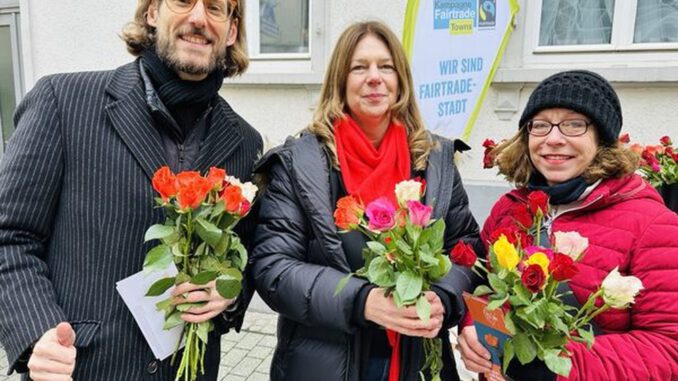 Wiesbaden verteilt Fairtrade Rosen zum Valentinstag und wirbt für faire Lieferketten