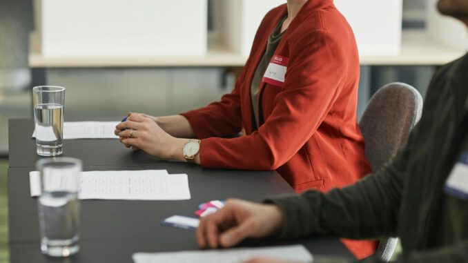 Wiesbaden: Wahlausschuss prüft 15 Listen und 148 Ortsvorschläge für die Kommunalwahl am 15. März